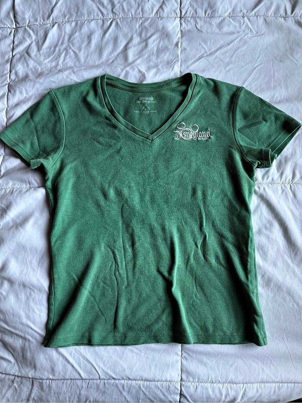 Disneyland Resort V-Neck Short Sleeve Tee in Green Size Small